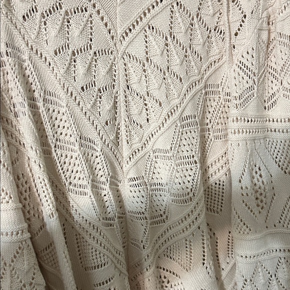 a.n.a Cream Textured Knit Sweater 22 in armpit to armpit and 28 in long. Nice - Picture 8 of 16